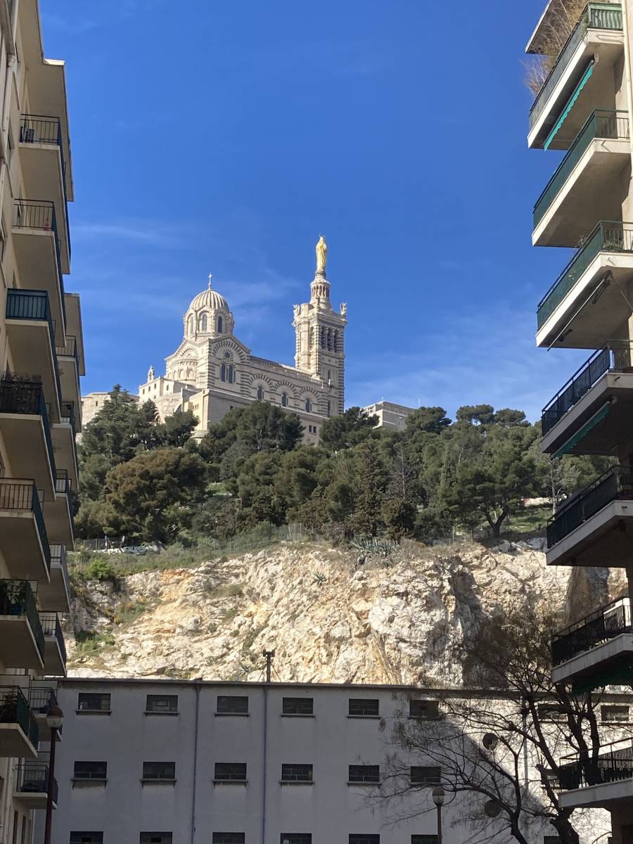 (c) Villa d'Orient. La Bonne Mère, vue depuis le quartier Vauban à Marseille. Une des visites proposées par l'Office de Tourisme de Marseille