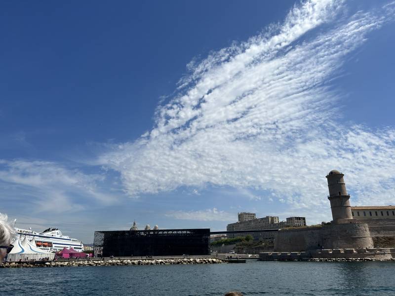 (c) J.Ruimy A quelques stations de bus (ligne 19) de la Villa d'Orient, embarquez sur LaNavette RTM pour une belle traversée de la rade de Marseille, depuis le Port de la Pointe Rouge vers le Vieux Port