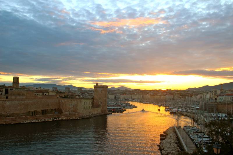 Crédit Photo: Lionel Duval - L'entrée du Vieux Port de Marseille au petit matin